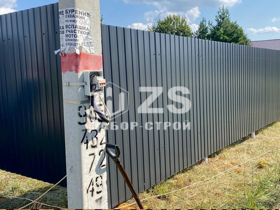 забор из профнастила с утрамбованным щебнем  100 метров